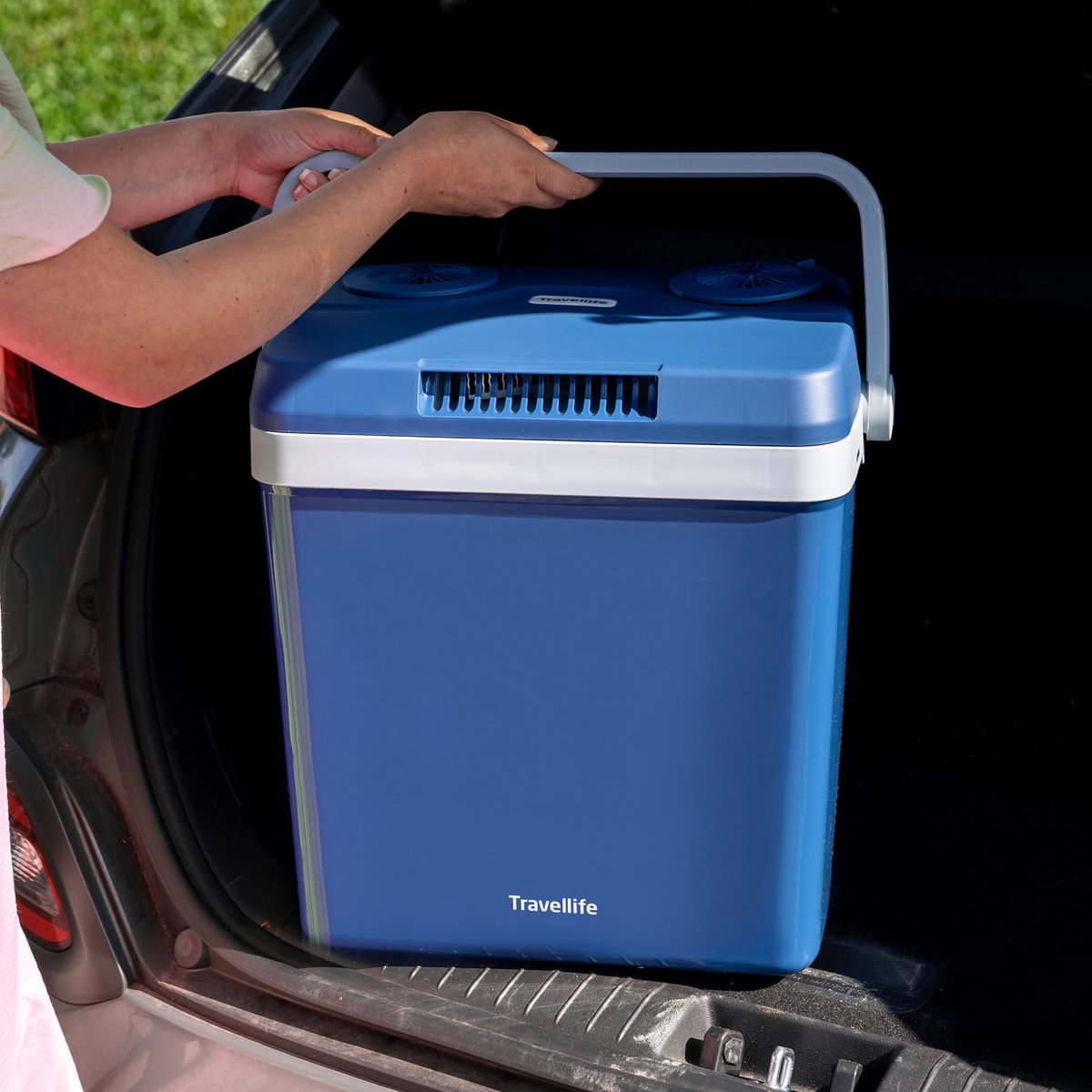 Travelife TL32 portable thermoelectric cooler box in blue and white with handle