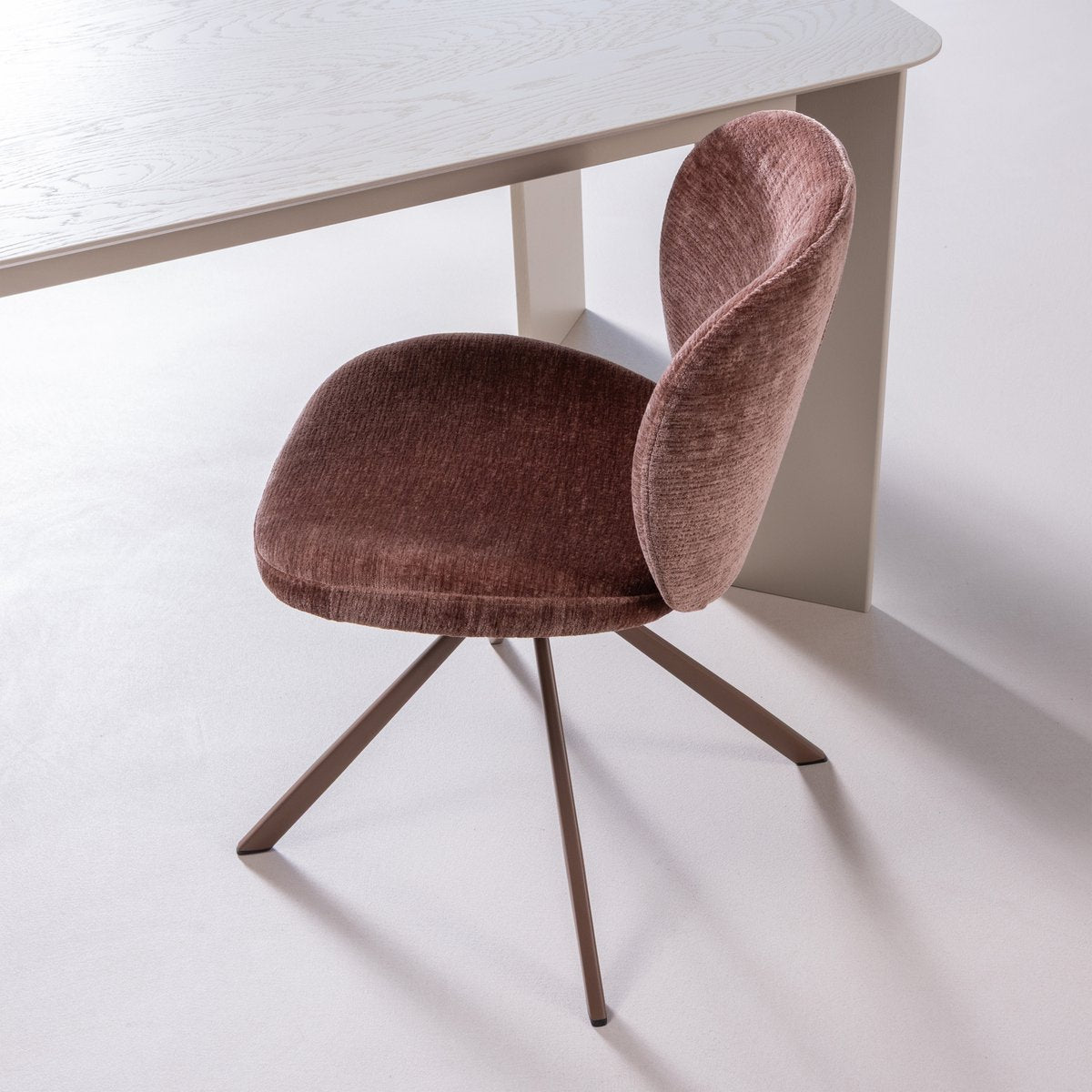 WOOOD Femke Eetkamerstoelen Chenille Bruin — nieuw