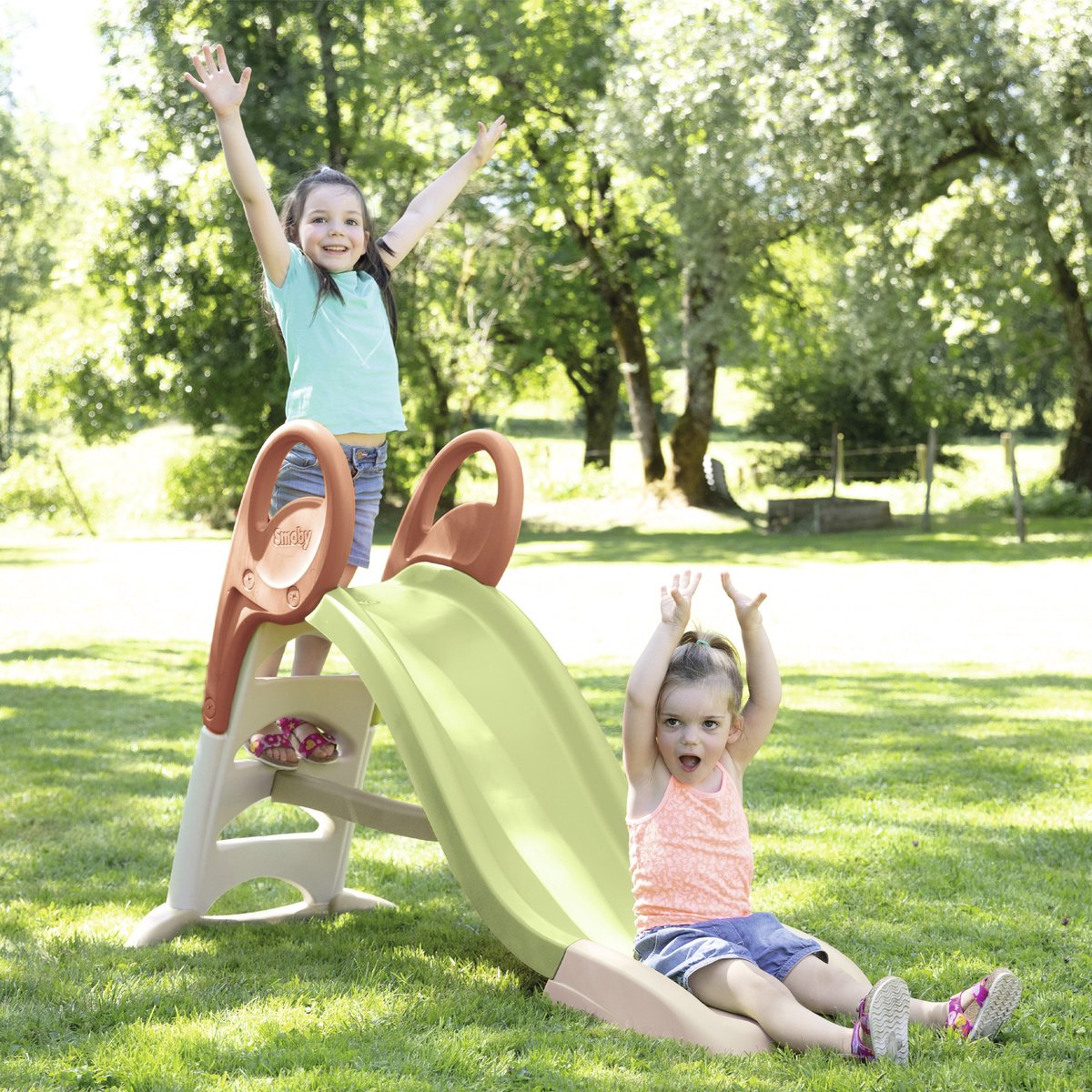 Smoby Life plastic slide with brown and cream frame, two children playing outdoors