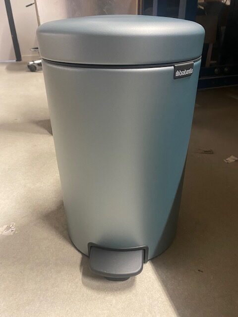 Brabantia Pedaalemmer 12 Liter met een klein deukje